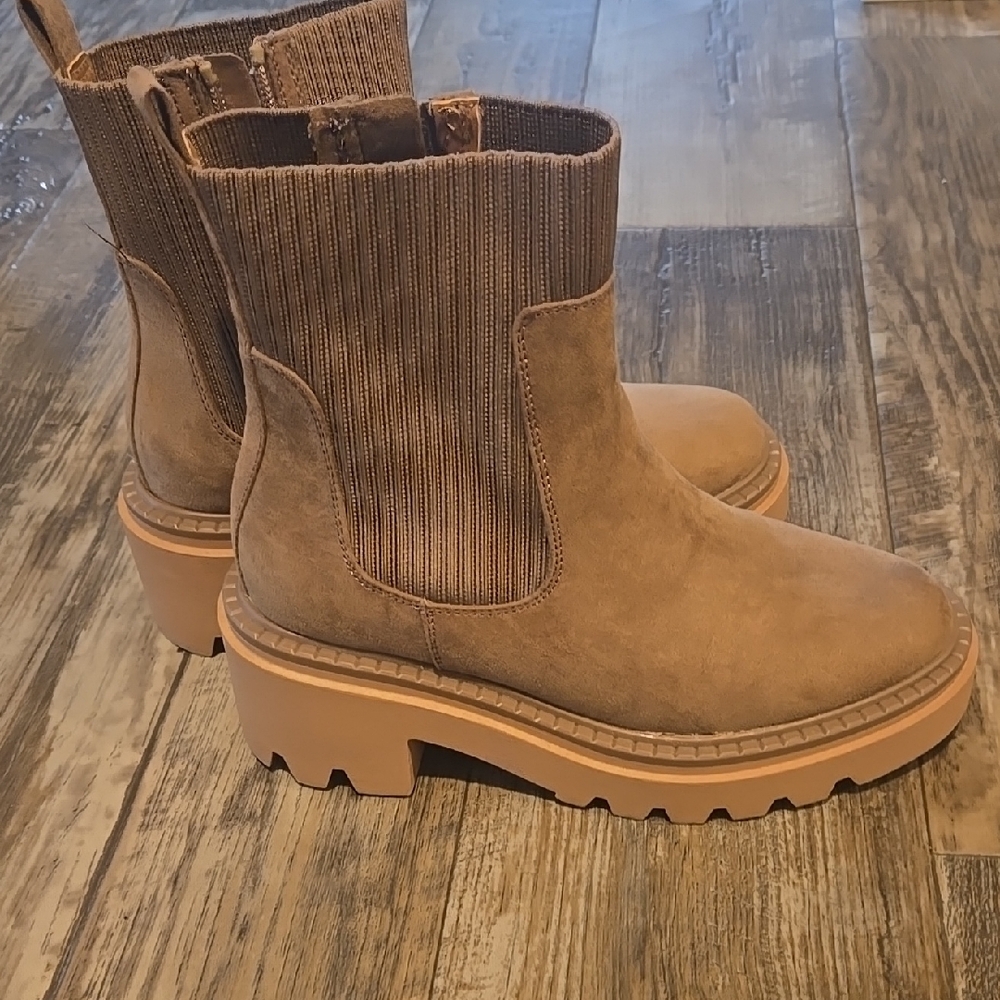Universal Thread Tan Ankle Boots with Elastic Panels